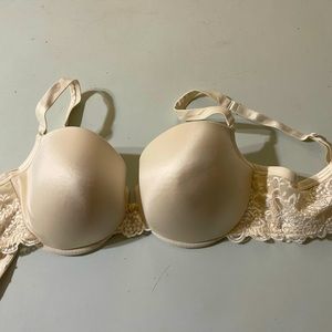 NWOT Plus size Cacique plunge underwire bra, 40D. Lovely lace accents.